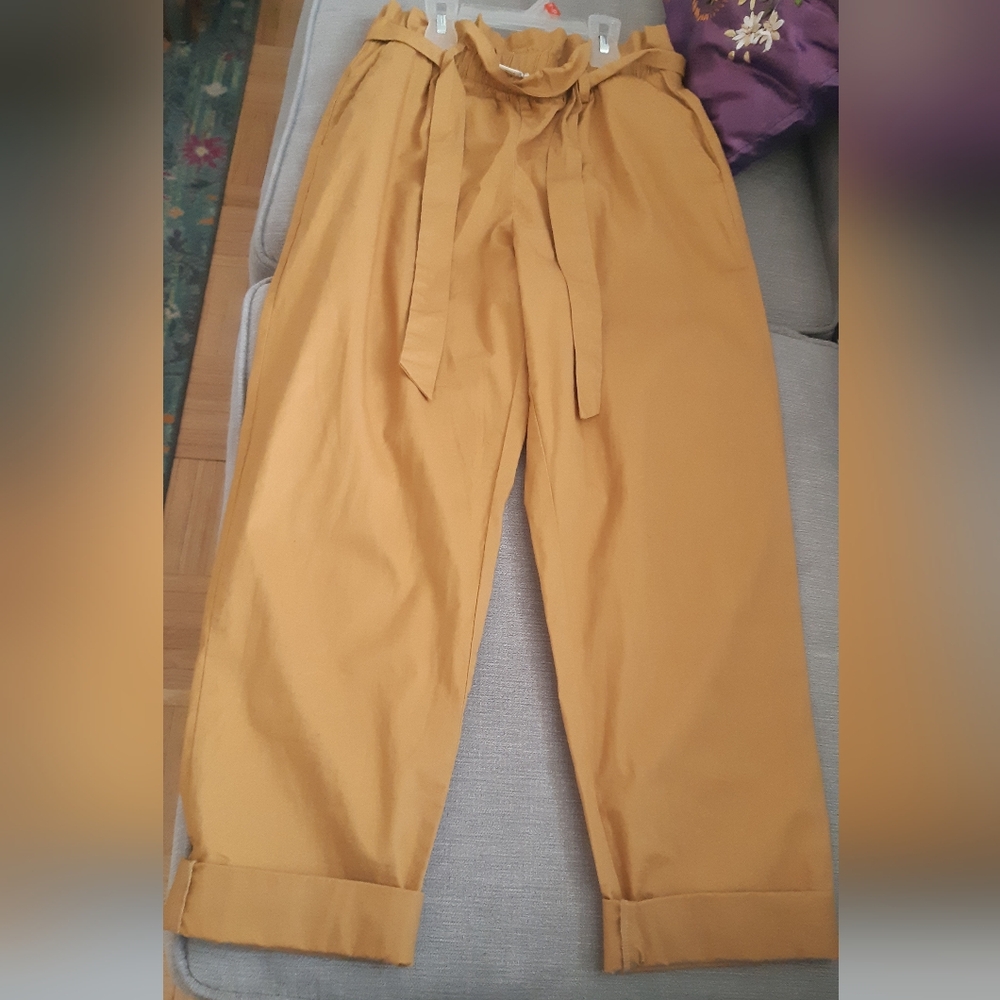 Forever 21 cropped pants. Size: xs fits a small as well. Worn once.